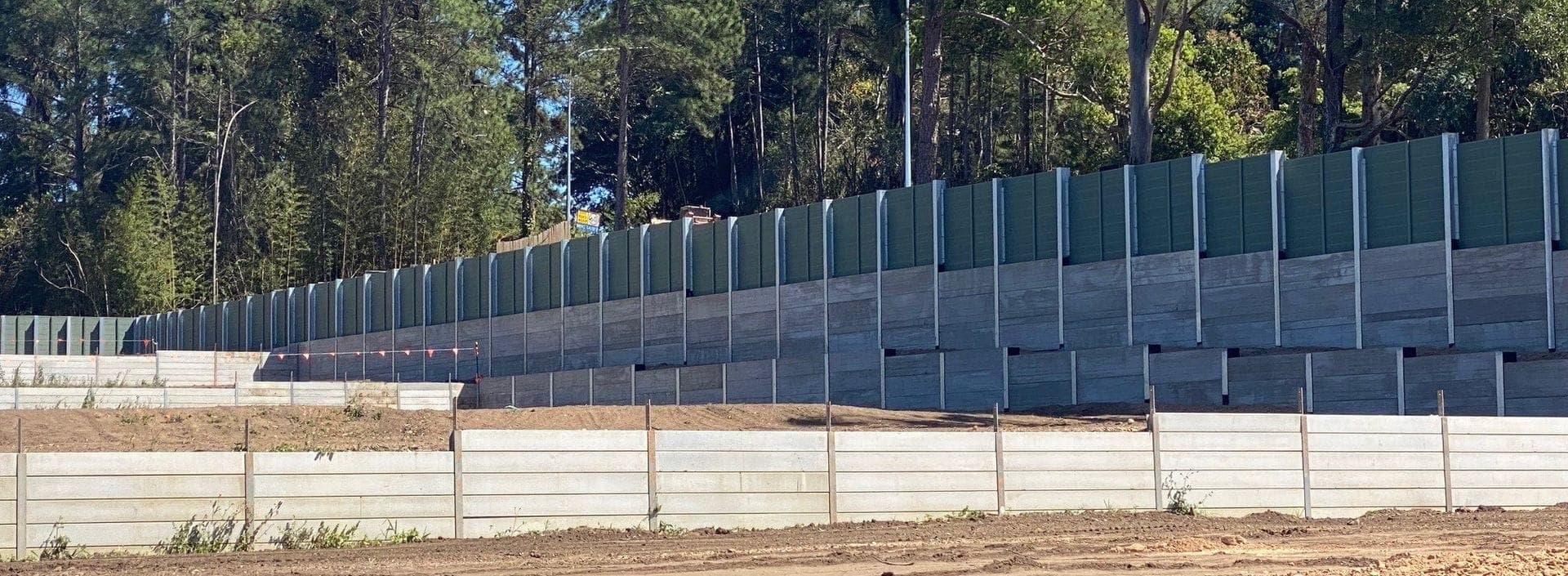 Green noise barrier with retaining wall and timber crib base