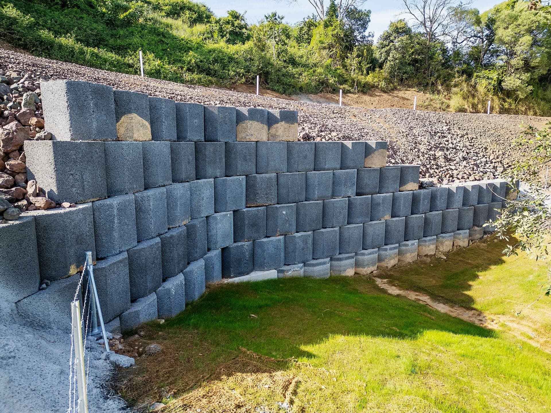 Holmview reinforced soil segmental block retaining wall