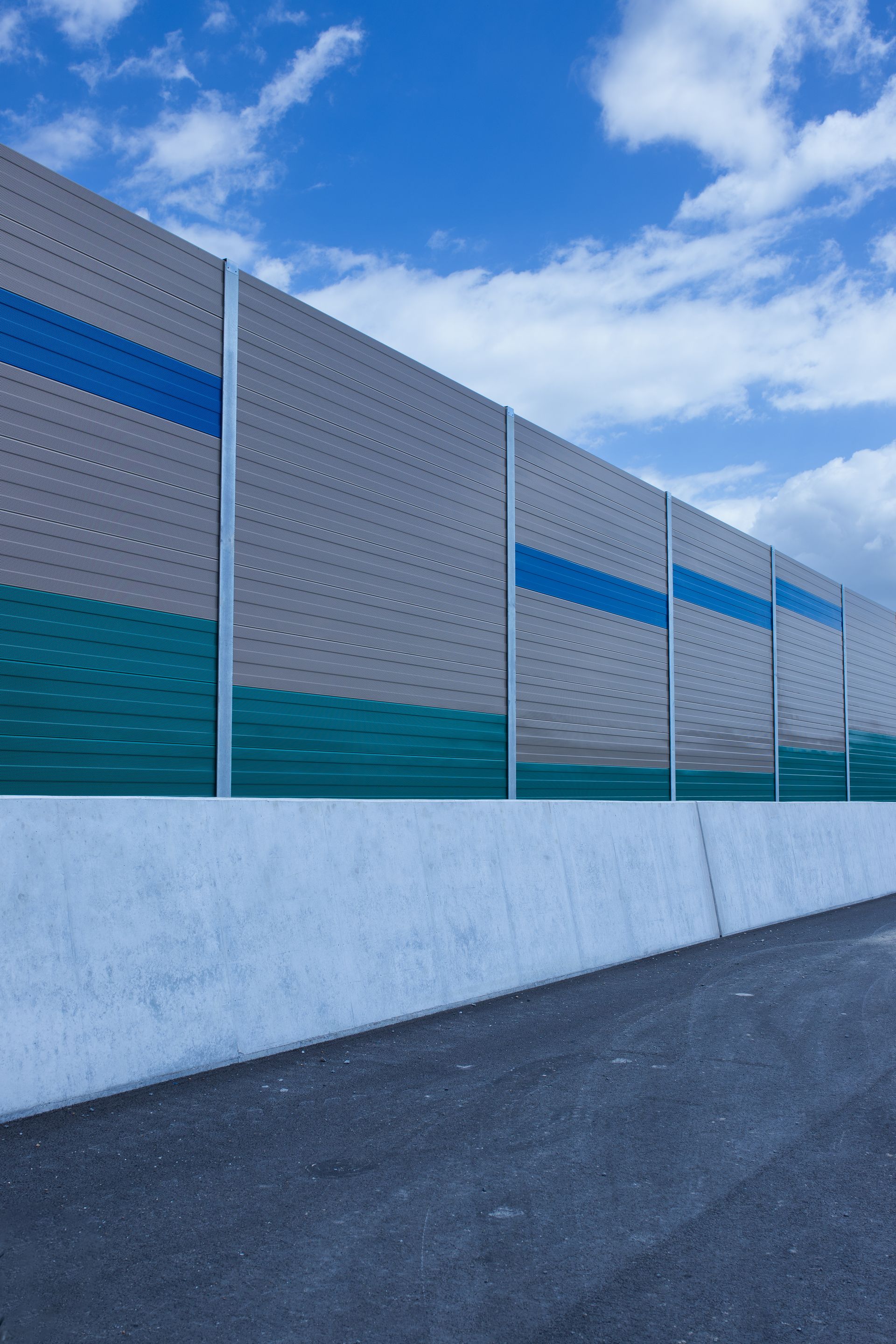 Coomera Connector North coloured noise barrier panels