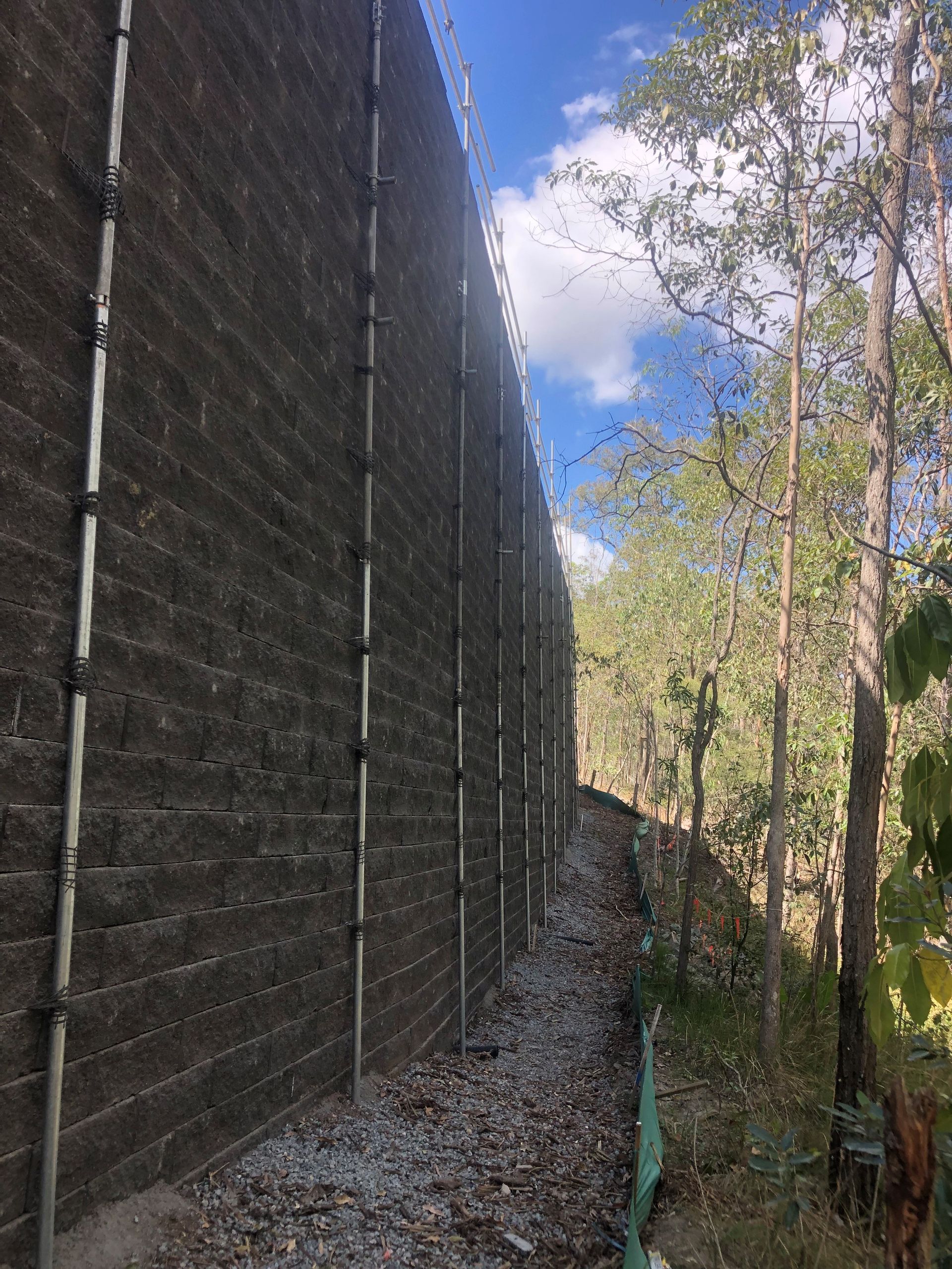 Holmview reinforced soil segmental block retaining wall