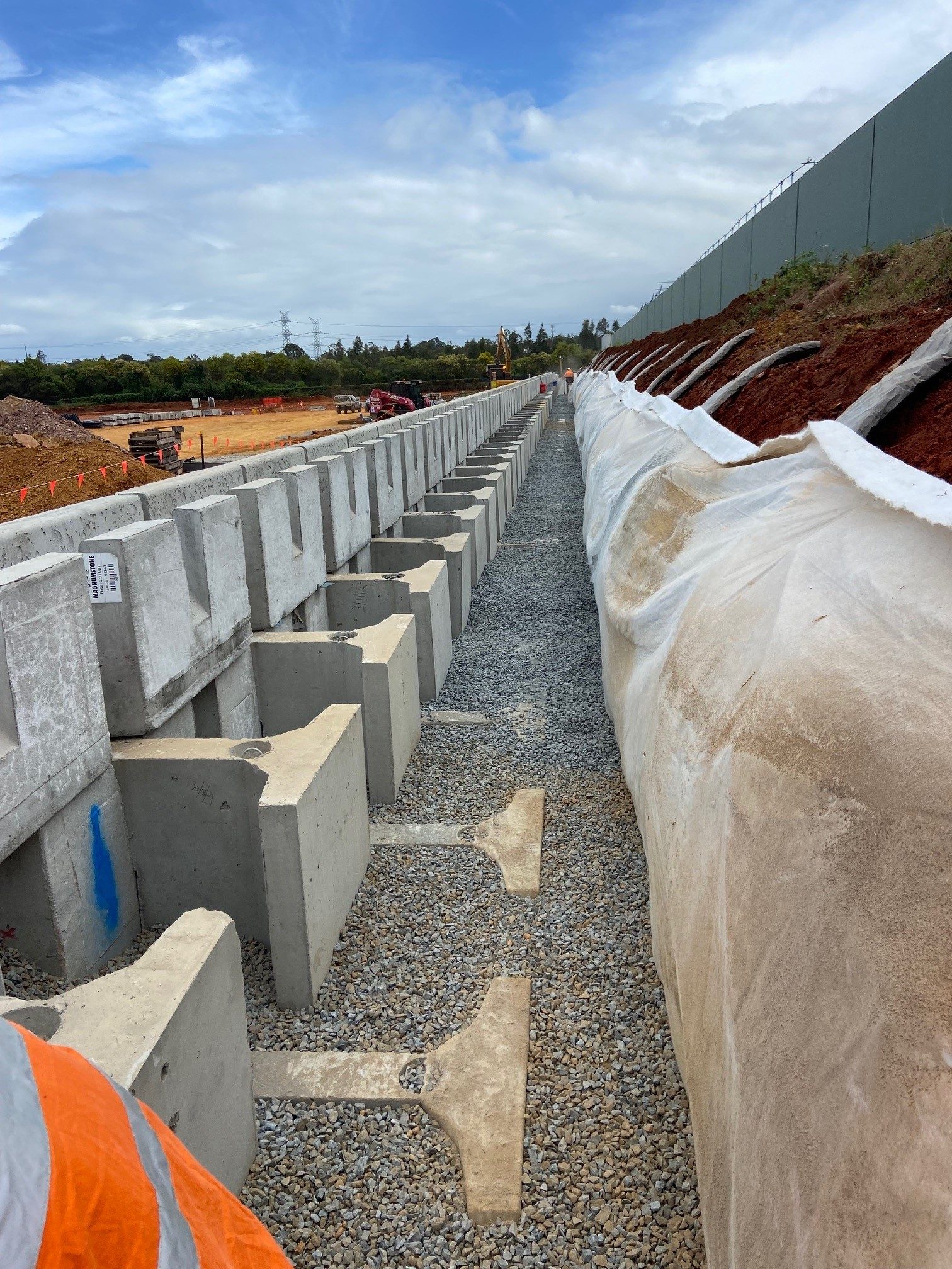 MagnumStone large format hollow core concrete block retaining wall with LedgerStone face
