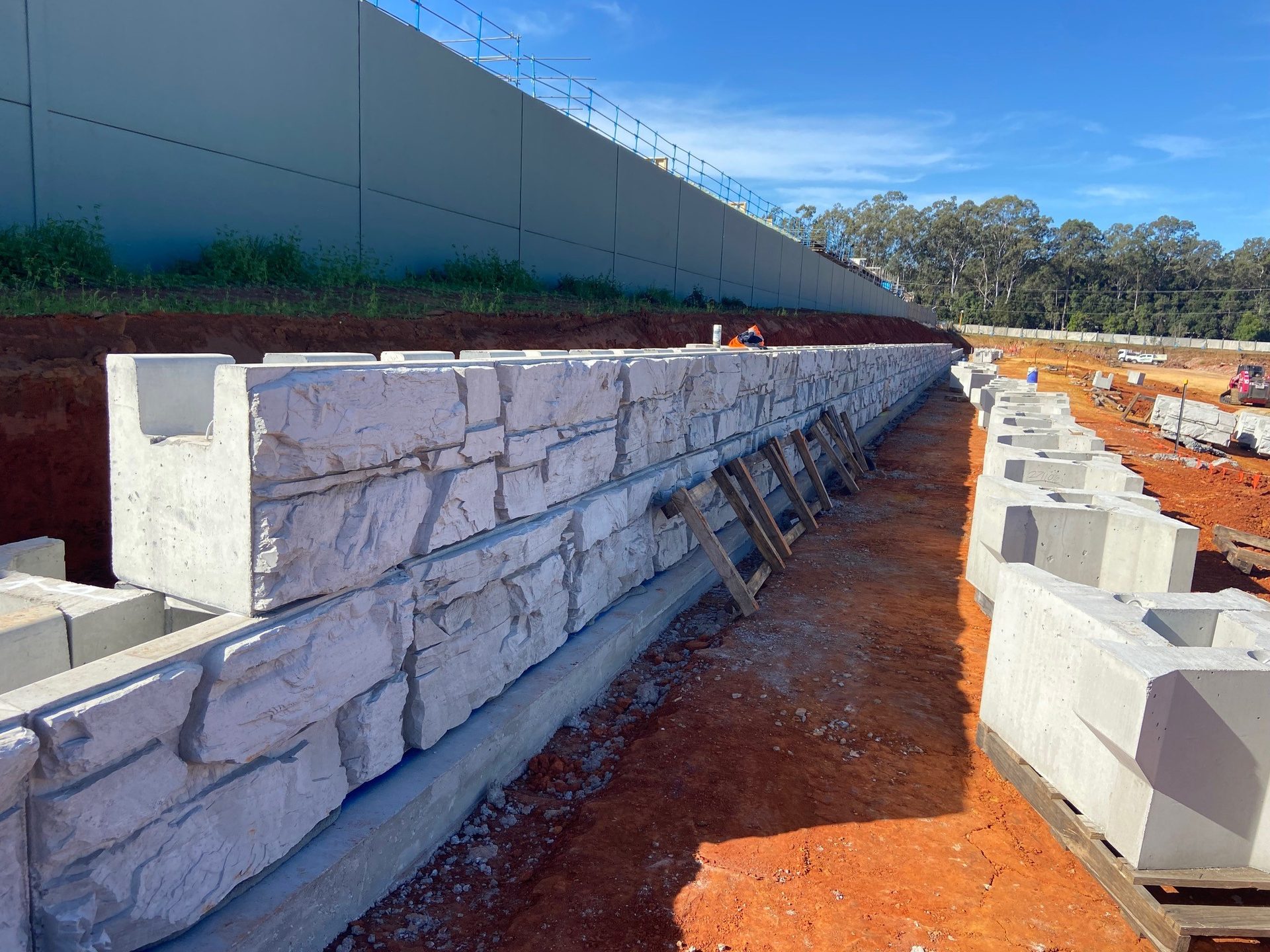 MagnumStone large format hollow core concrete block retaining wall with LedgerStone face