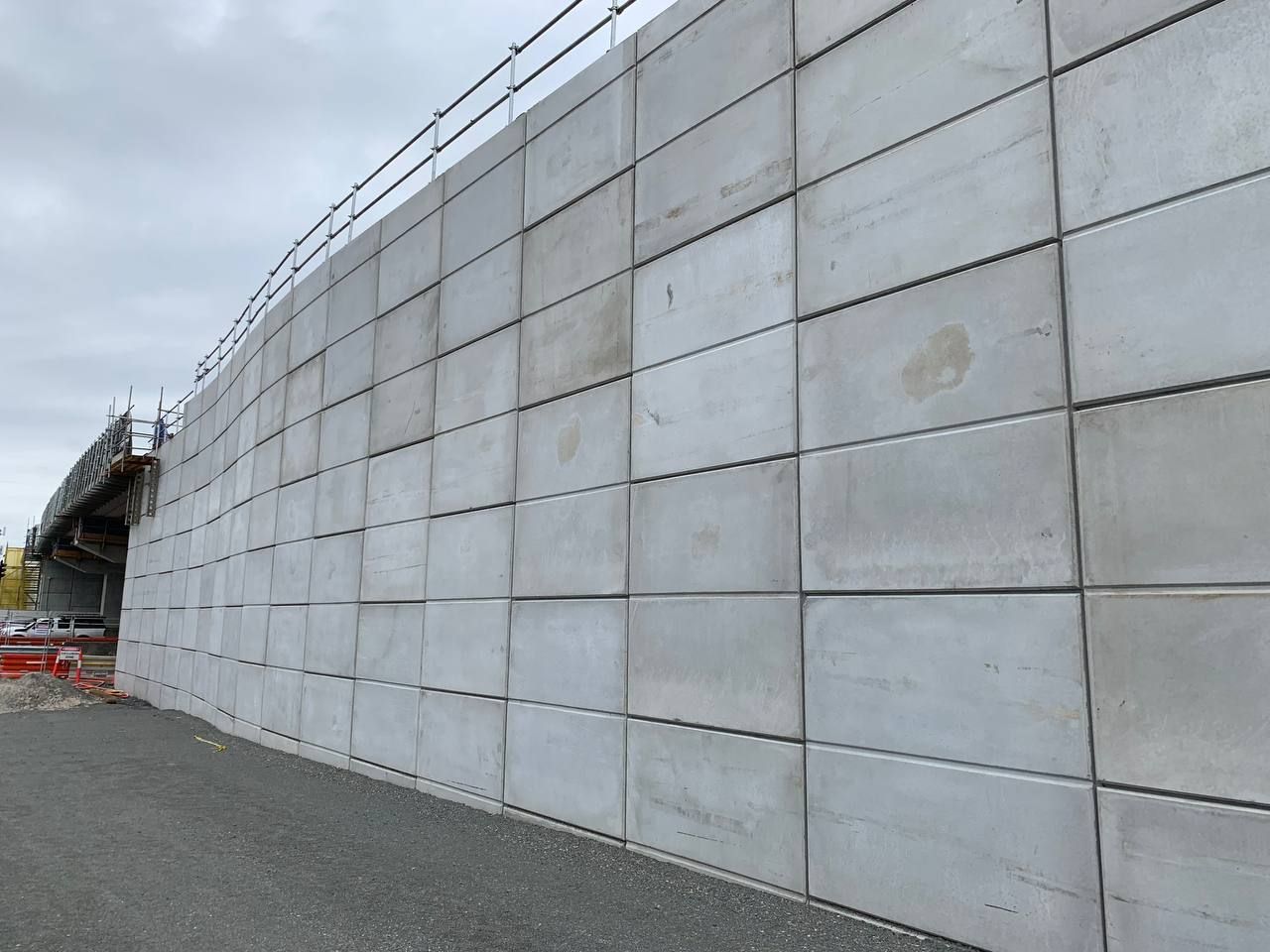 MSE mechanically stabilised earth retaining wall with precast concrete panels