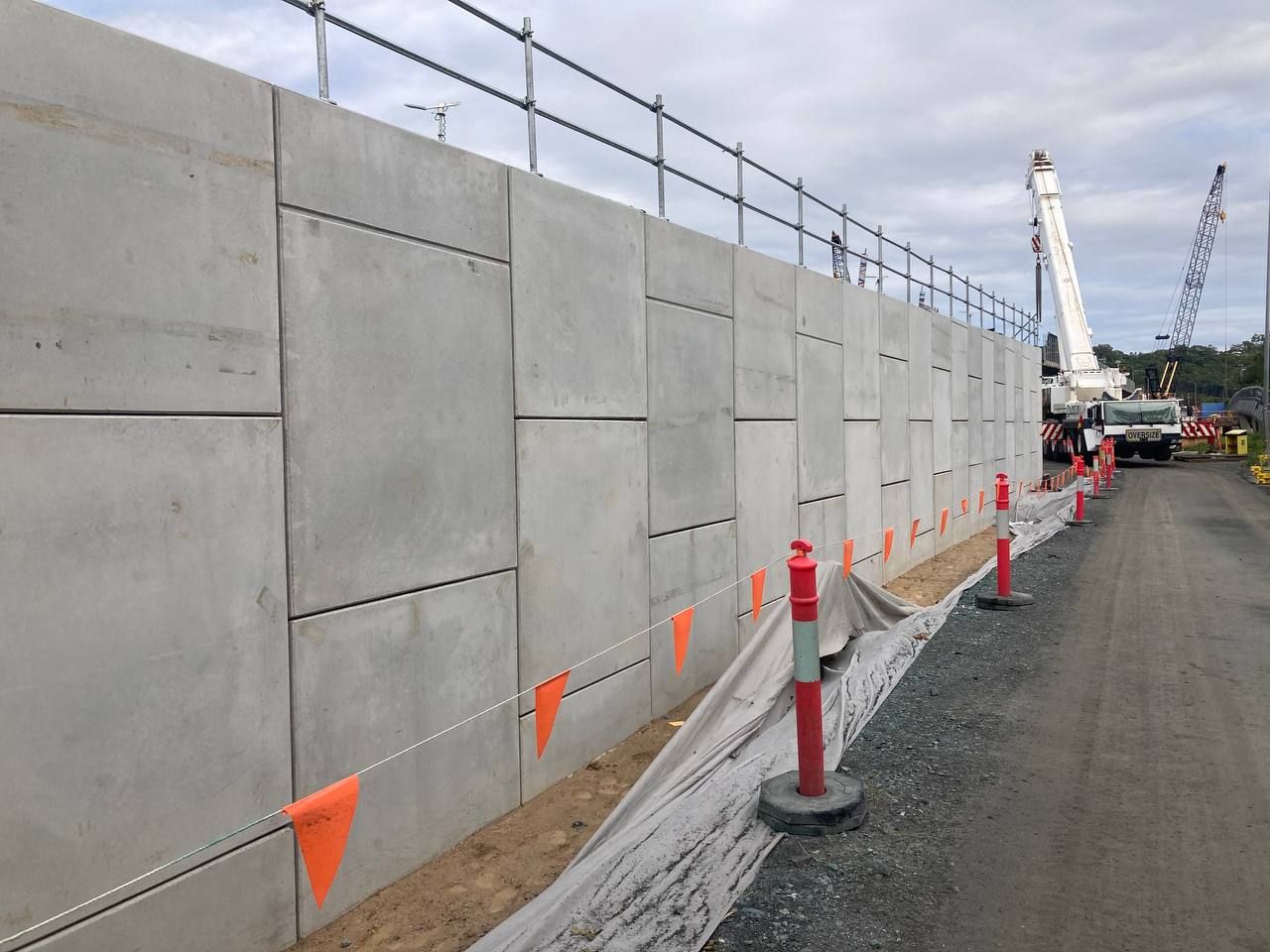 MSE mechanically stabilised earth retaining wall with precast concrete panels