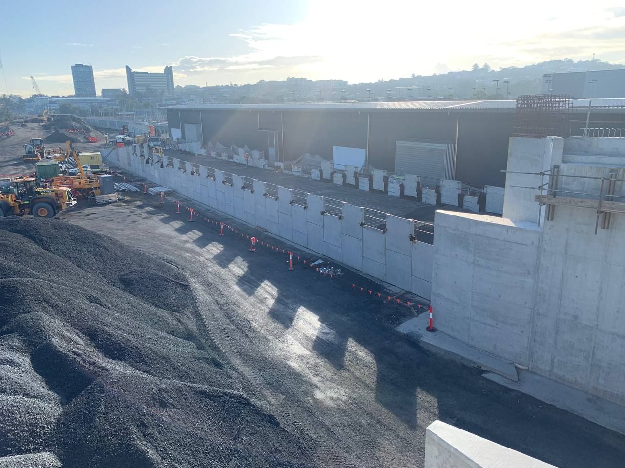 MSE mechanically stabilised earth retaining wall with precast concrete panels