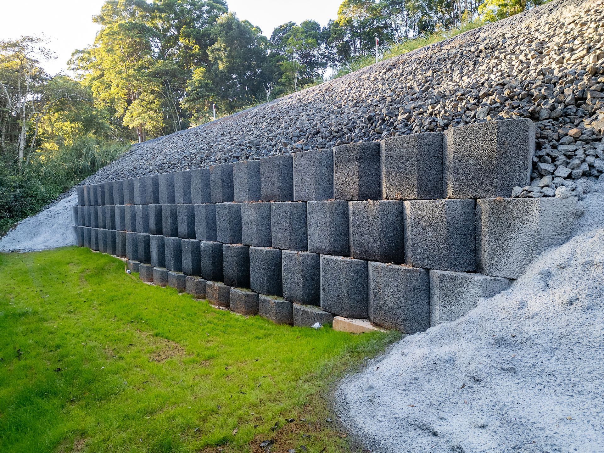 Holmview reinforced soil segmental block retaining wall