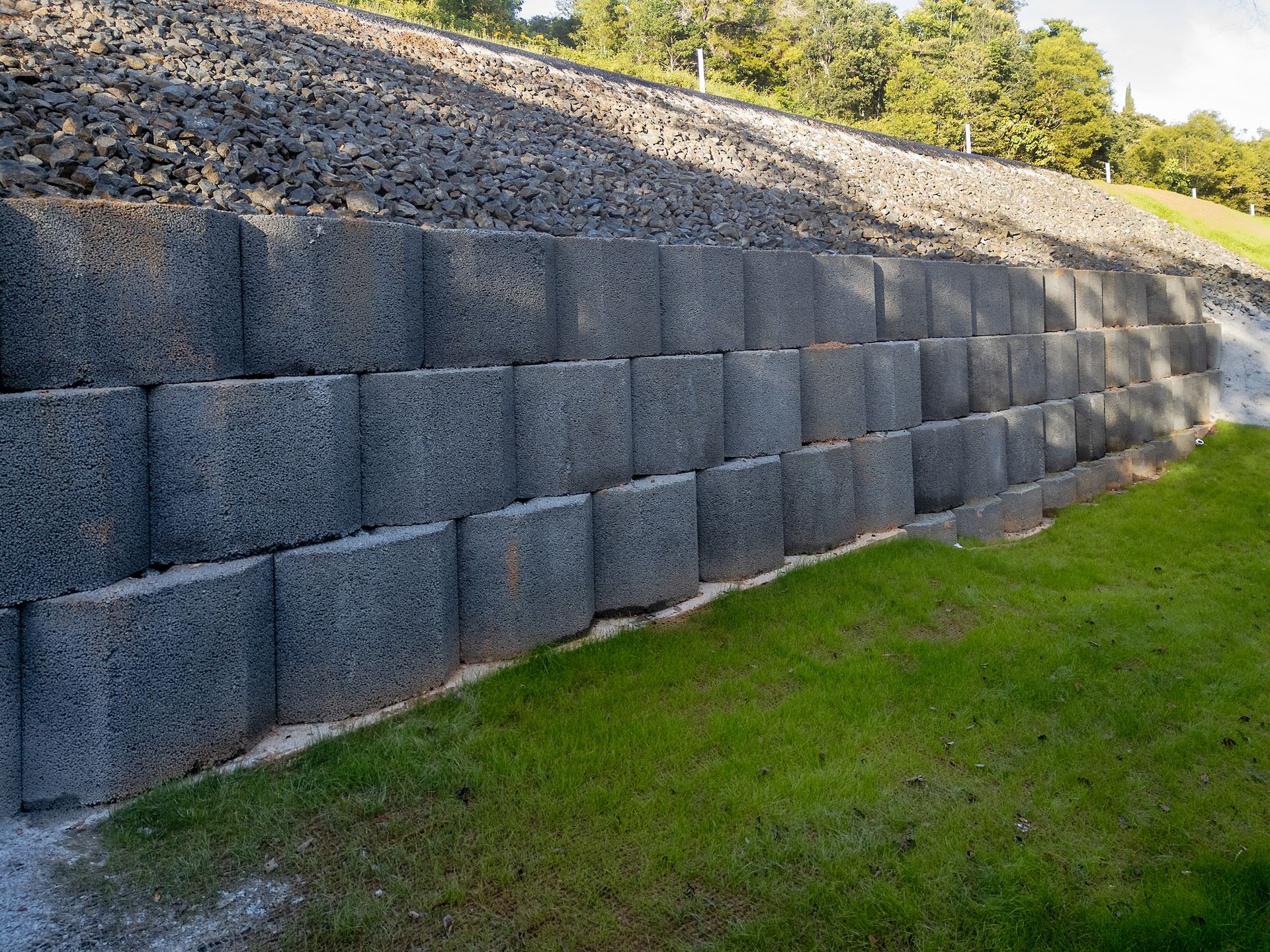Holmview reinforced soil segmental block retaining wall