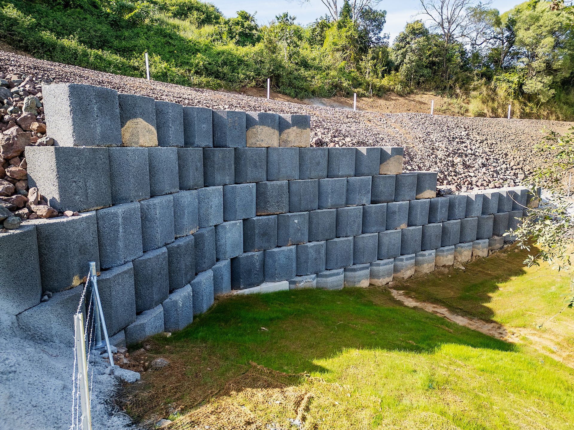 Holmview reinforced soil segmental block retaining wall